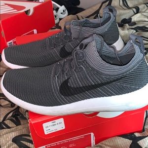 Men’s size eight 1/2 bikes running shoes